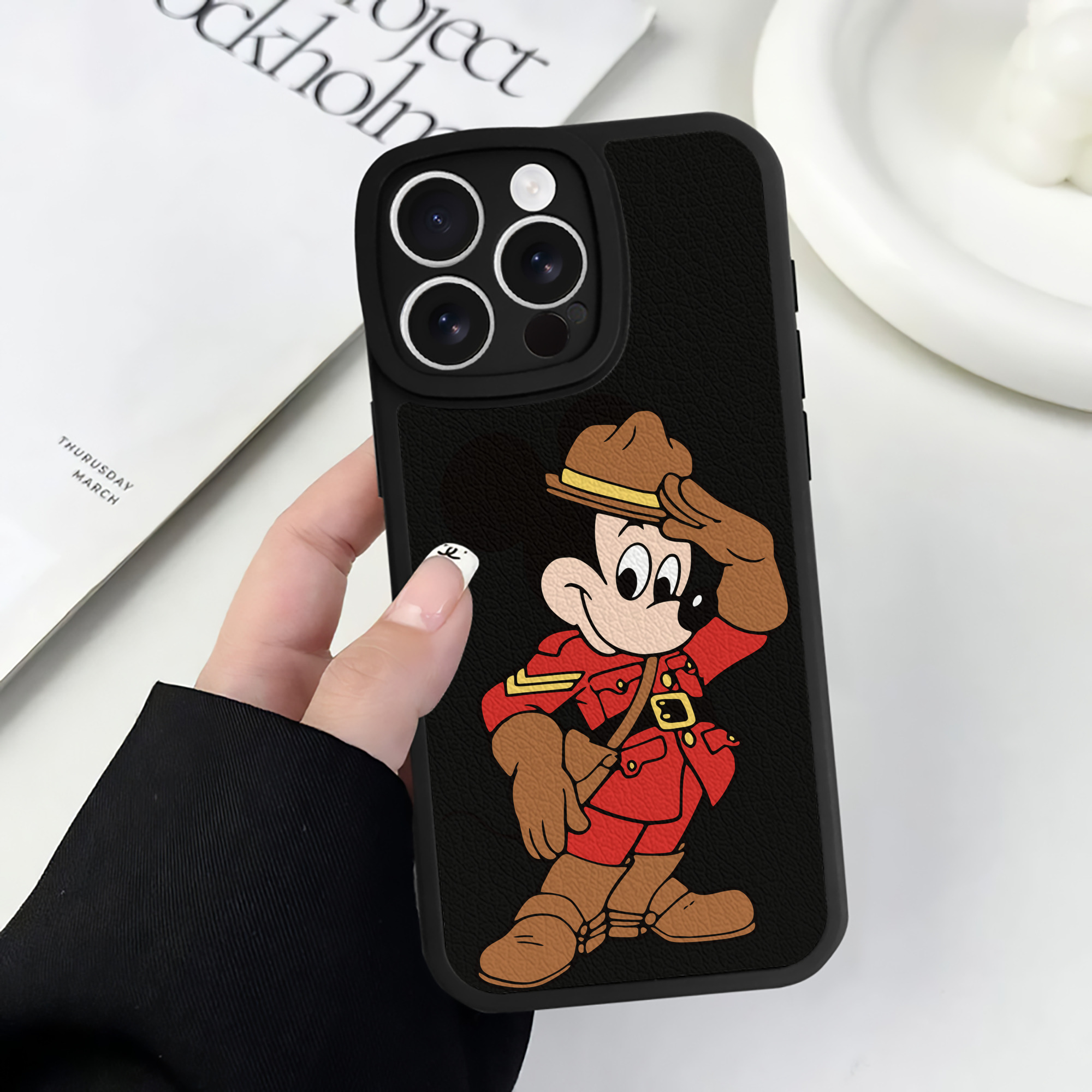 （画像用） ミッキーマウス Mickey Mouse 【iPhone 16シリーズ対応】シリコンスマホケース（レザー調） 材質：シリコン